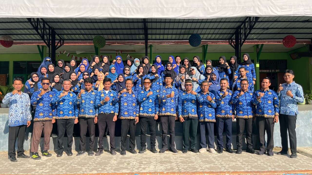 Guru beserta staf sekolah